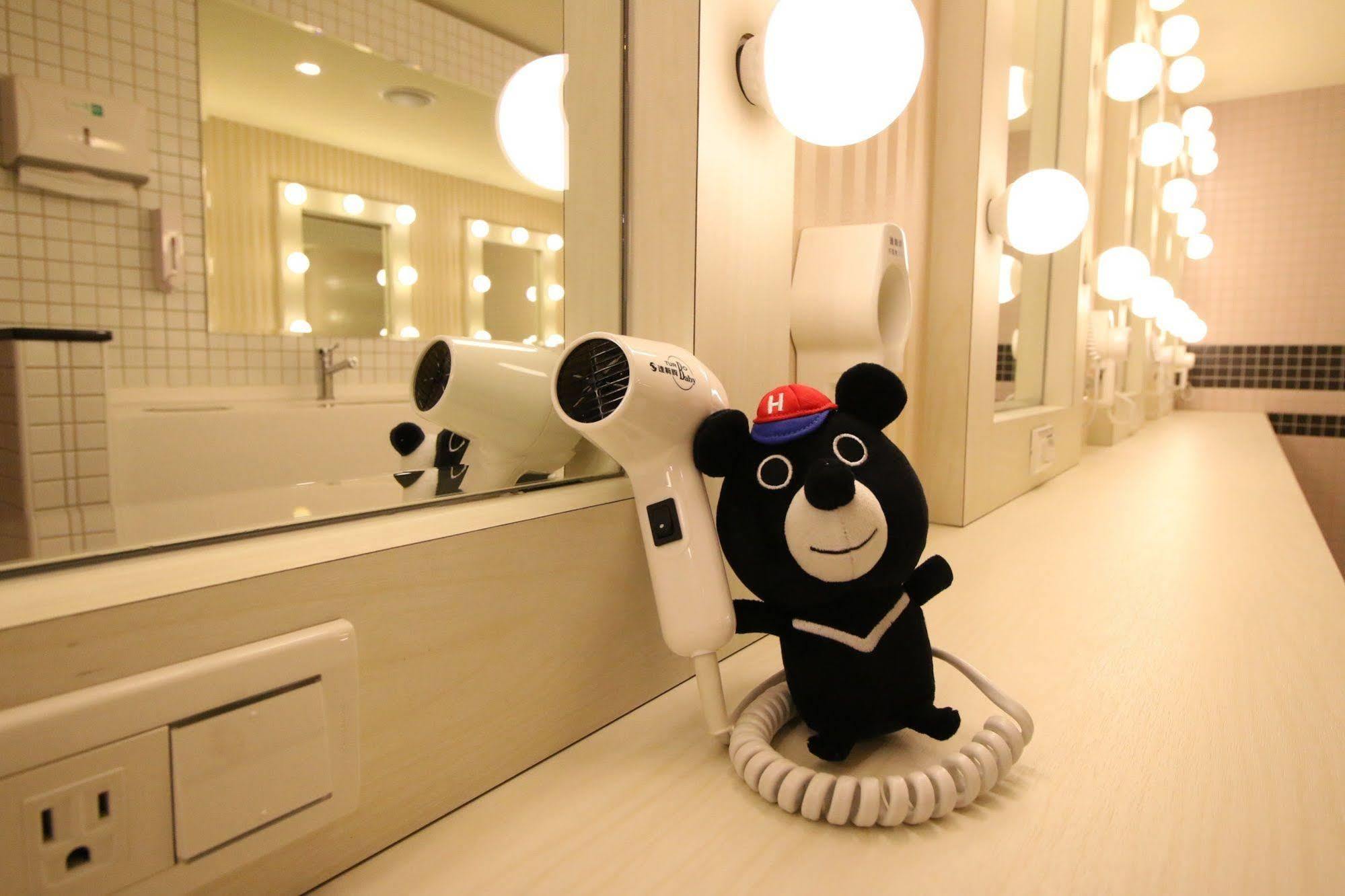 Hey Bear Capsule Hotel Taipéi Exterior foto